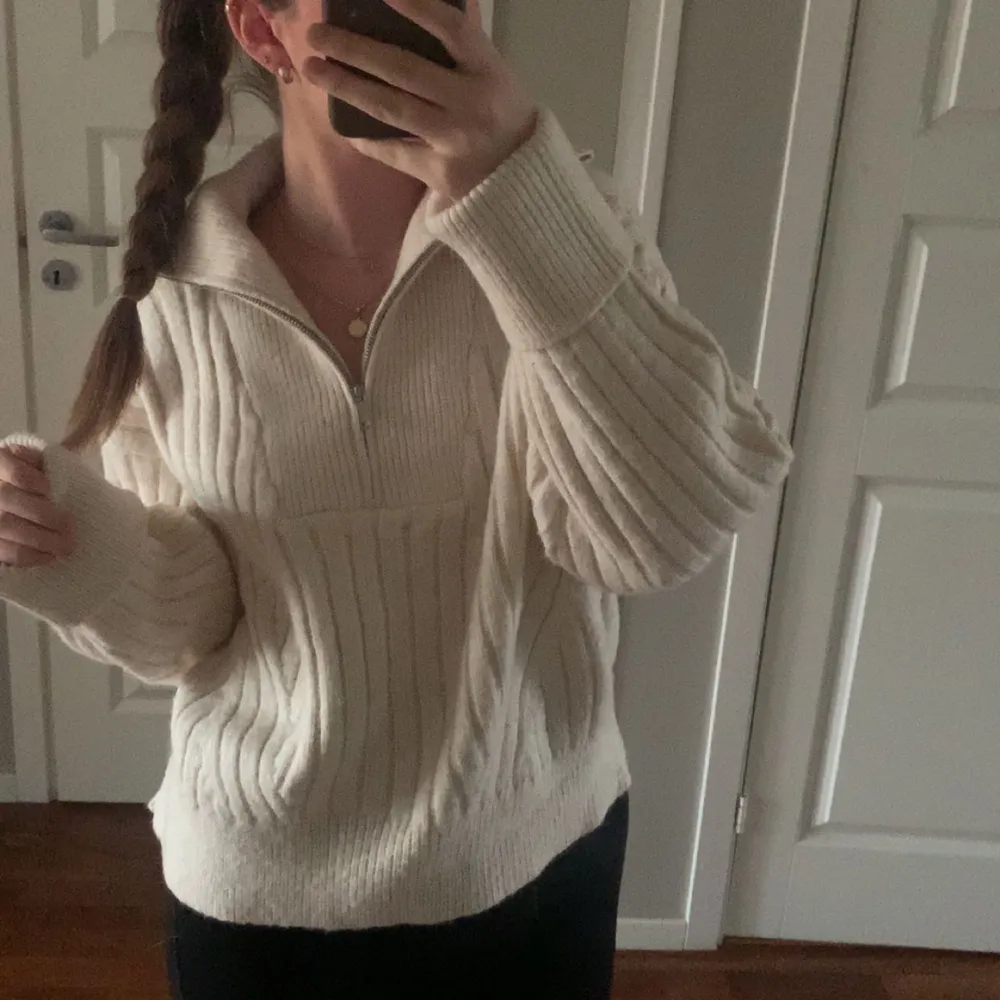 En helt ny oanvänd stickat tröja med dragkedja vid kragen! Köpt ifrån Gina tricot 🤍💛. Neuleet.