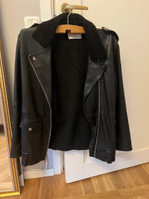 Skinnjacka - Skinnjacka i äkta skinn från Deadwood med mjukt fluffigt tyg på insidan.