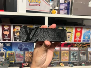 Louis Vuitton Damier Graphite Belt - Detta bälte är väldigt använt och det finns spår av användning. Storlek är 95cm och kvittot finns kvar.