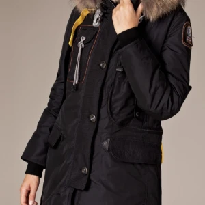 Parajumpers Kodiak - Säljer nu min Parajumpers jacka. Använd men i bra skick behövs kanske en kemtvätt bara om man vill . Använd en vinter men har varit med om regn . Priset kan diskuteras 