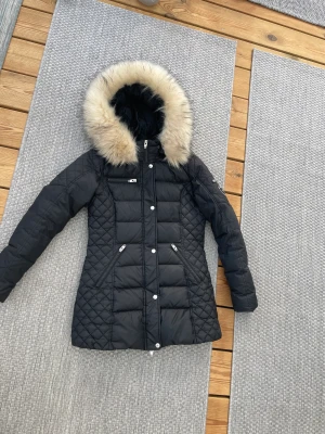 Rockandblue Beam Mid - Vinterjacka inköpt november -22.  Till jackan medföljer en ”fake fur” i arctic färg. Storlek S (36).  Jackan är väldigt lite använd.  Skriv för fler bilder.  