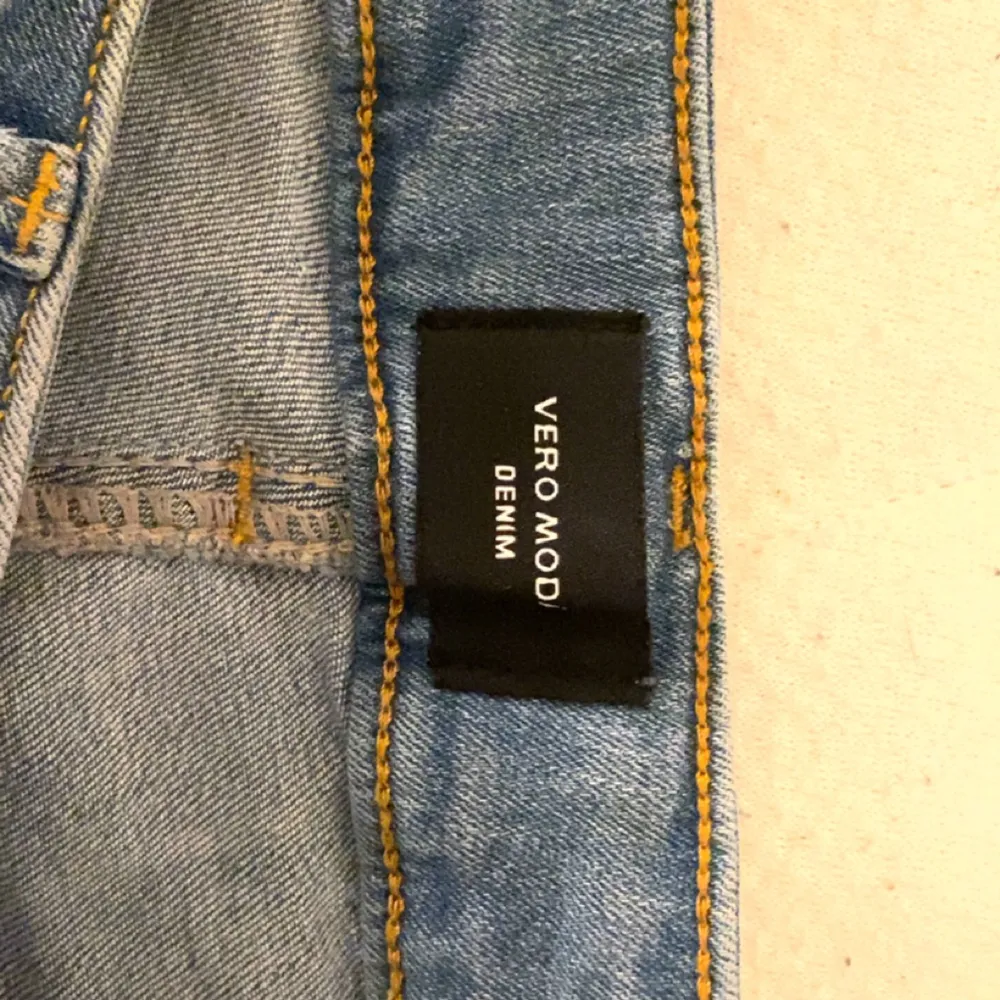 Säljer mina jeans från vero moda då dom är för små  Dom är i storlek 32 och i bra skick Minns inte hur mycket dom kostar nya men säljer dom för 70kr. Jeans & Byxor.