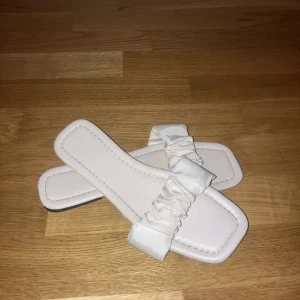 Sandaler  - Sötaste sommar sandalerna i färgen beige knappt använda. 