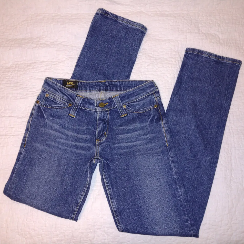 Skitsnygga blå jeans från Lee - modell Maddox. Raka ben och låg midja. W28 L33. 96.5 % bomull och 3.5 % elastan. Sparsamt använda och så gott som i nyskick. . Jeans & Byxor.