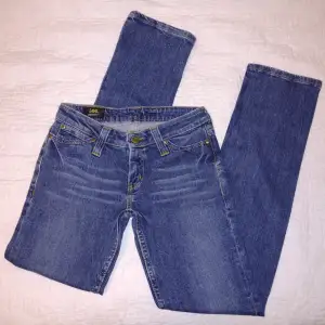 Skitsnygga blå jeans från Lee - modell Maddox. Raka ben och låg midja. W28 L33. 96.5 % bomull och 3.5 % elastan. Sparsamt använda och så gott som i nyskick. 