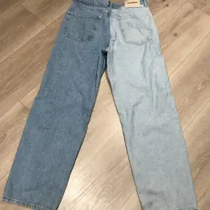 Jeans från pull&bear i två olika nyanser av blå, i nyskick