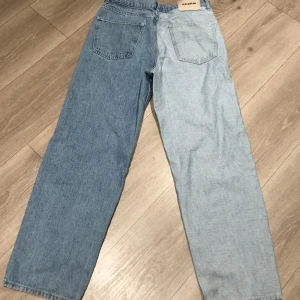 Jeans pull&bear - Jeans från pull&bear i två olika nyanser av blå, i nyskick