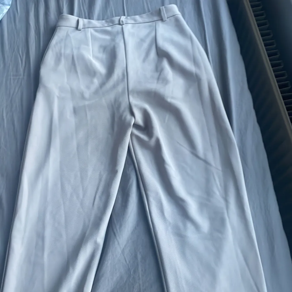 Byxorna är i nyskick och endast använda 2 gånger. Färgen är en fin ljusgrå färg nästintill vitt . Byxorna är väldigt elastiska och passar någon som i vanliga fall bär S möjligtvis även M.. Jeans & Byxor.