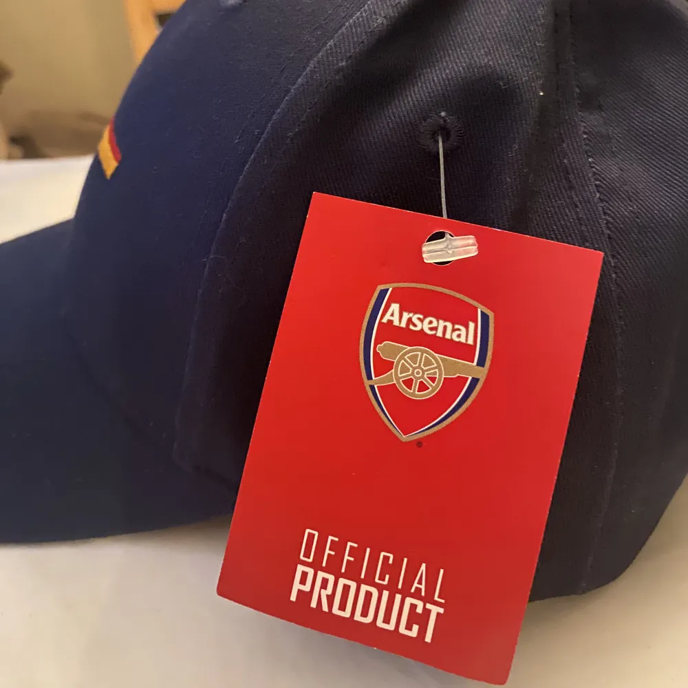 The sizing is one Size, but u can charge it with a strap on the backside. Its marine blue and the arsenal logo in Pride colors on the front 🌈🧢 & arsenal in red text on the back  . Övrigt.