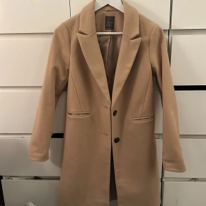 Kappa - Superfin beige kappa från Primark i storlek 32. Nyskick!