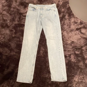 Levis byxor 514 - Två par Levis byxor 514 det ena paret är ljusblått och andra lite mörkare. Dem e köpta i usa där dem kostade 700kr st Har aldrig använt dem så har bestämt mig för att sälja dem nu. De kostar 300 kr st men priset kan diskuteras. Hör av dig om du har frågor