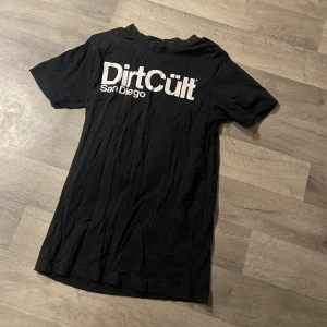 Dirtcült T-shirt  - Snygg enkel dirtcült T-shirt som inte används längre 🩷