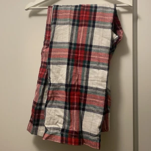 Pyjamasbyxor - Pyjamasbyxor ifrån hm. Använda fåtal gånger 🥰