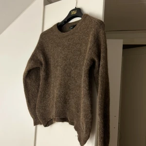 Brun stickad tröja  - Säljer denna bruna stickade tröja från Lindex i storlek XS. Skulle säga att den är mer som en S då den sitter perfekt på mig som gillar att ha mina stickade lite overasized.