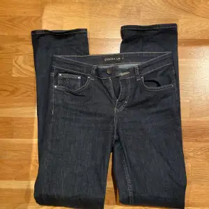 Jeans köpt i 20s ! Lågmidjade straight legs som är superfina! Priset kan diskuteras! De finns ej att köpa längre!
