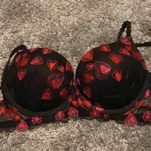 Bh - Super push up. Använt 1-2 gånger så väldigt bra skick alltså. Hjärtan på som mönster. 