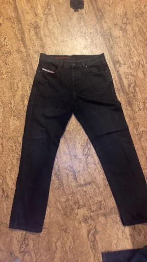 Diesel Jeans size 33  2020 D-Viker - W:33 L:34 I väldigt bra skick, tvättad en gång. Hör av dig för fler bilder eller andra funderingar