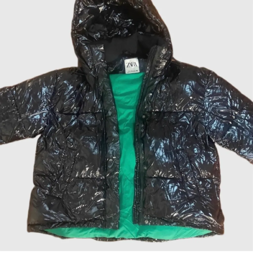 Säljer min super fina svart glansiga ZARA jacka använd få gånger och perfekt till hösten och vintern. Den har ett grönt innefoder som inte syns när man har på den!💗💗 Tryck gärna på köp nu💗⭐️. Jackor.