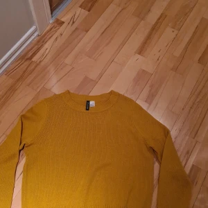 Gul tröja - Gul tröja inte sliten använd 2-3 gånger