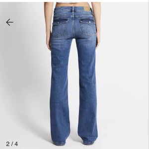 Lågmidjade jeans med fickor  - Helt oanvända o slutsålda jeans från lager 157. Det är deras lågmidjade jeans som heter 90s boot. De har fickor i bak och är i storlek S full length. Vid frågor eller för fler bilder är det bara att höra av sig!