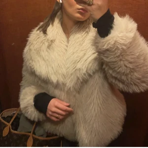 Zara pälsjacka  - INTRESSEKOLL!!! på denna super snygga jacka som är från zara. Köpt på plick. Super fint skick❣️Bilden är från förra ägaren!