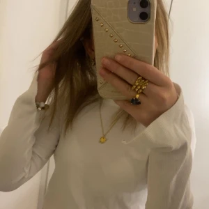 Vit långärmad med slits  - Vit långärmad tröja med slits vit ärmarna