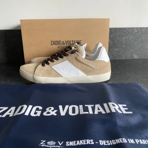 Zadig & Voltaire skor - Sprillans nya Zadig & Voltaire i storlek 41/Uk 7. Nypris på dessa ligger runt 3500, hör av er vid frågor!