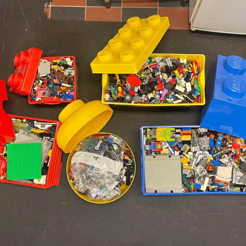 Massor av Lego från olika serier. Skriv meddelande kring Swish! . Övrigt.