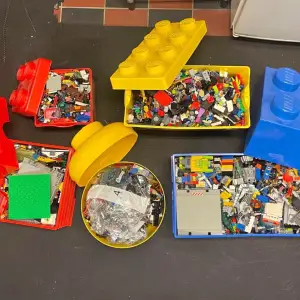 Massor av Lego från olika serier. Skriv meddelande kring Swish! 