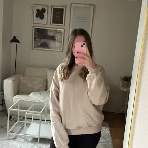 Oversized beige collagetröja med tryck från NLY Trend i Strl S. 