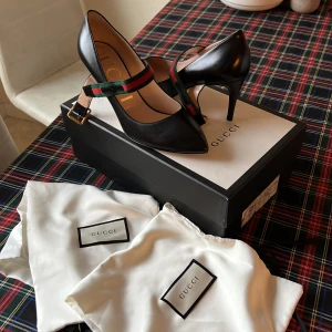 Nya GUCCI skor  - Gucci Sylvia skor, aldrig använda, 8 cm klack.  Det finns en liten ojämnhet på sulan.  Storlek 38 och de passar storlek 38 raka.  (Jag har 37,5 och det är lite stort för mig).  