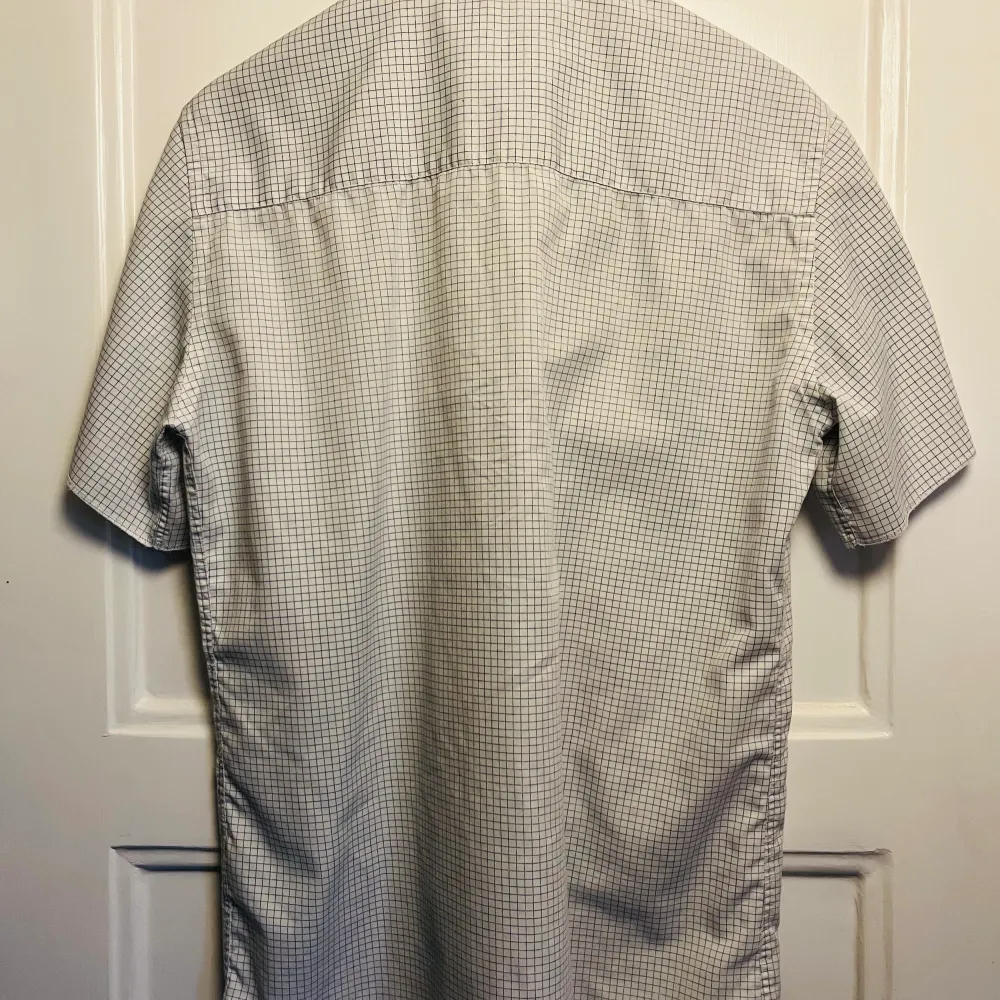 Rutig kortärmad skjorta från Whyred. Rare vintage, från ca 2005. Färger: off-white med blågrått mönster. . Skjortor.