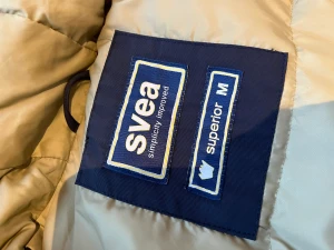 SVEA Dunjacka S/M - Supergo och varm dunjacka i marinblått med beiget foder Från SVEA Storlek S/M