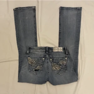 Miss me - Bootcut miss me jeans. Storlek 26. Midjemått 36cm x2. Innerbenslängd: 76cm. Benöppning: 21,5cm. Lår: 23,5cm (elastiskt tyg)