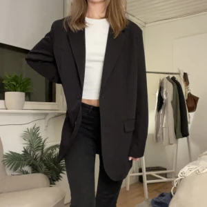 Supersnygg oversized kavaj från na-kd - Säljer denna oanvända kavaj från na-kd, prislappen sitter kvar. Säljer då den aldrig används.