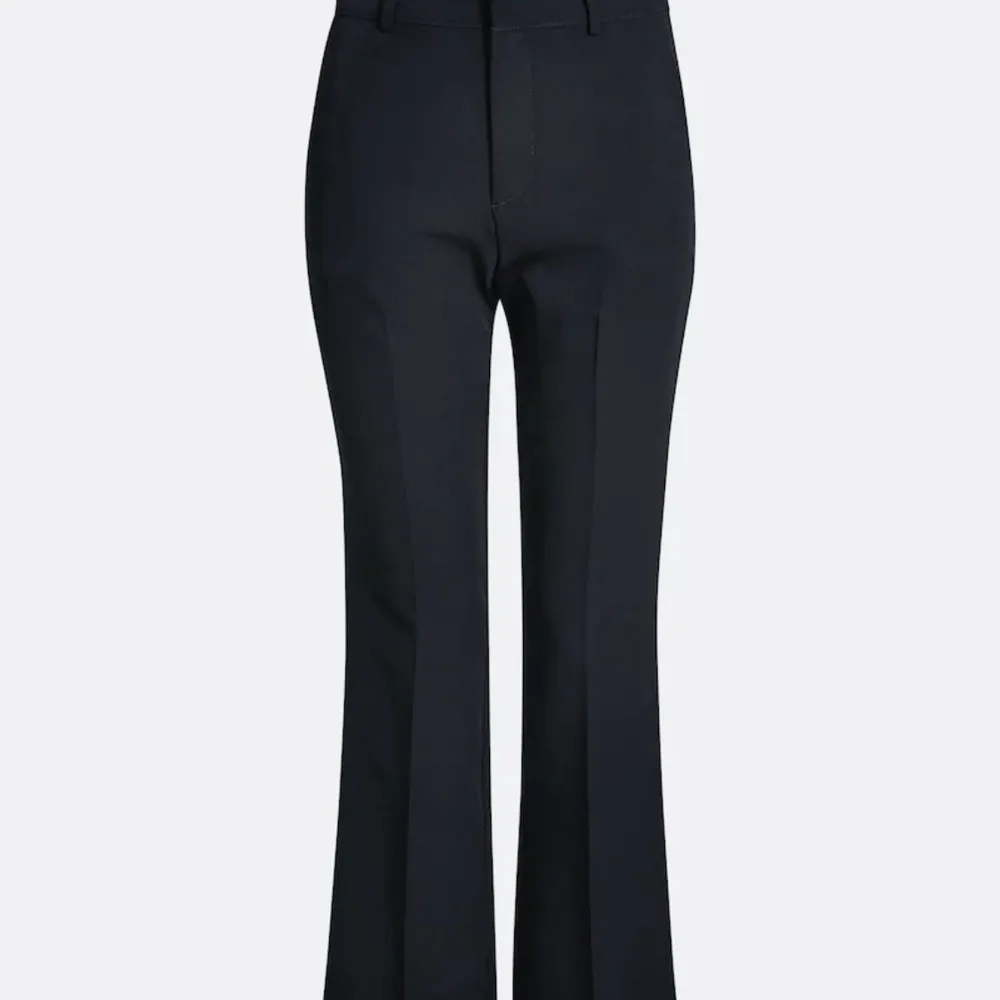 Svarta högmidjade Vilma kostymbyxor från bikbok. Får ingen användning för dom längre💕. Jeans & Byxor.