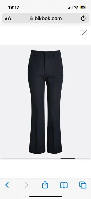 Kostymbyxor - Svarta högmidjade Vilma kostymbyxor från bikbok. Får ingen användning för dom längre💕