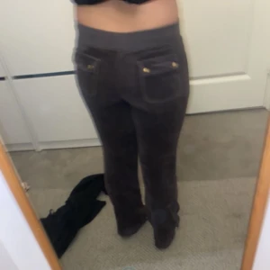 Juicy Couture byxor  - Grå/bruna jucy byxor i en gammal modell. Hör av dig vid fler bilder eller frågor💕