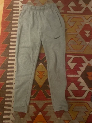 Gråa Nike Mjukisbycor - Ett par gråa mjukisbyxor från Nike.  Säljer då inte används längre.