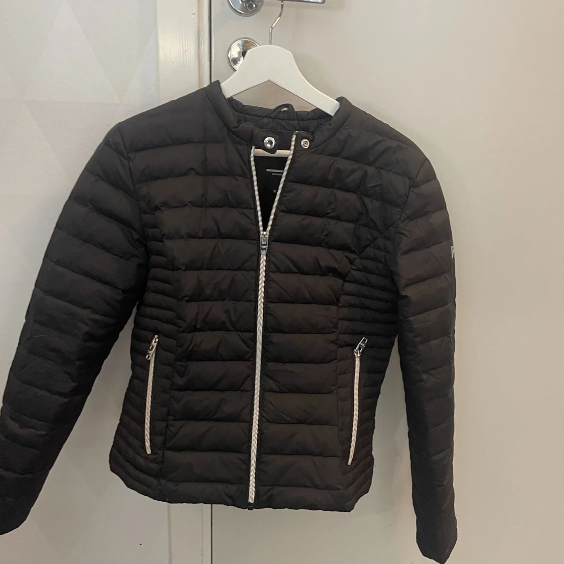 Svart dunjacka  - 90