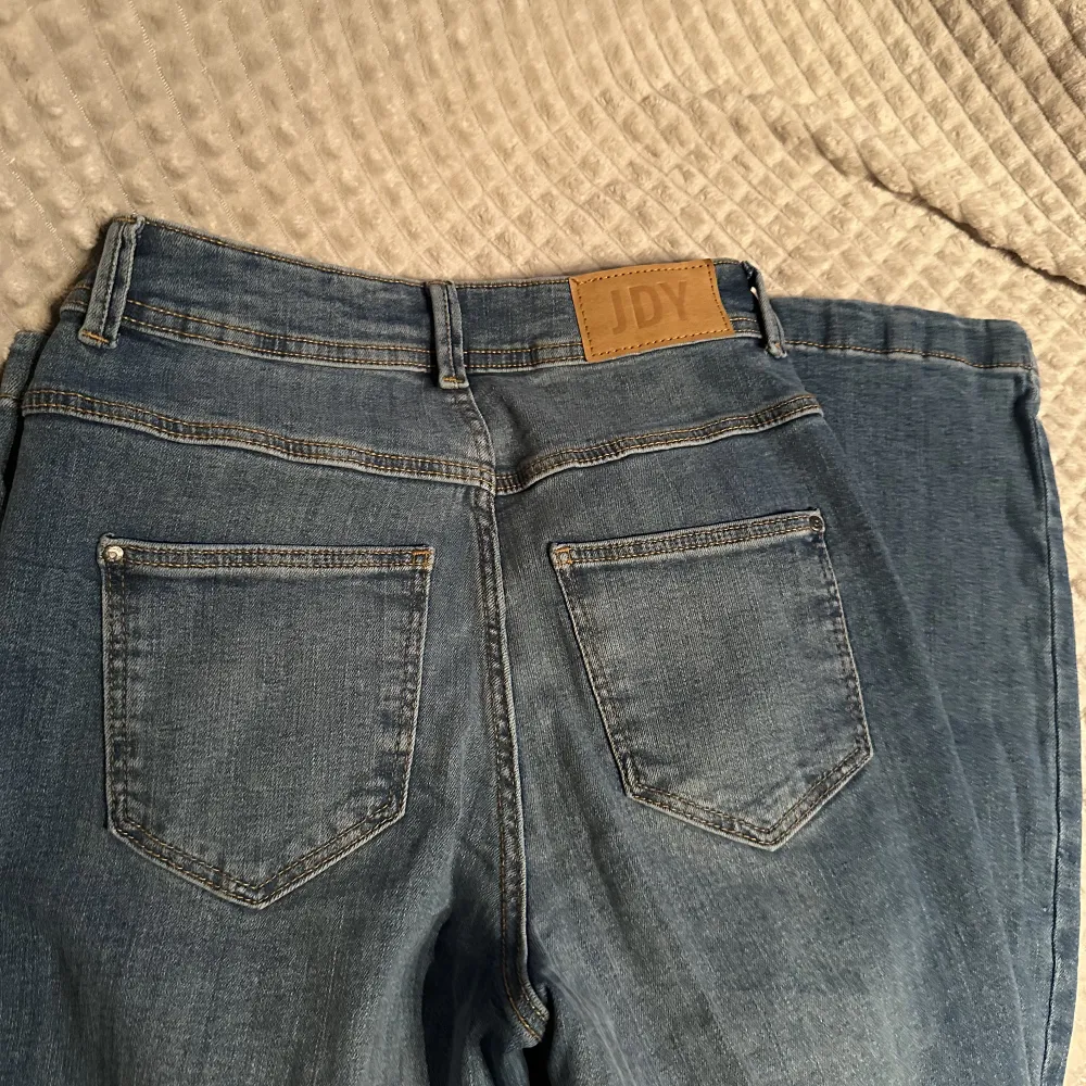Suuuuperfina oanvända jeans i bootcut modell, älskar dessa men tyvärr är dom lite för korta på mig som är 174. Köpta för 499kr. Jeans & Byxor.