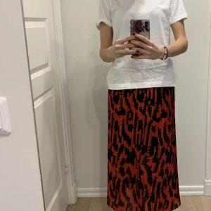 Peak performance plisserad kjol - Säljer min röda peak performance plisserade kjol🥰