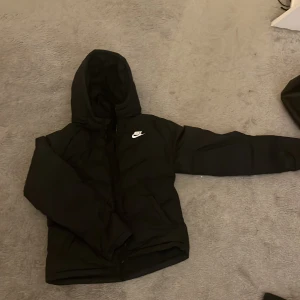 Nike jacka - Svart Nike i storlek 170