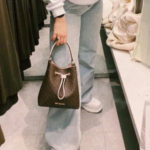 Michael kors suri - intressekoll - Kikar intresset för min älskade Michael kors Suri då jag inte riktigt får användning för den & vill därför sälja den vid rätt bud. Nypris verkar ligga mellan 5k-6k just nu, vad jag kan se, & denna är använd cirka 5-6 gånger. (Axelbandet fattas dock!) DM!