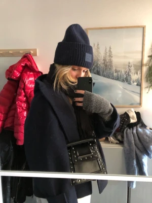 Acne mössa - Säljer min svarta acne mössa för den inte kommer tilll använding. Den är i helt nytt skick och det är bara att fråga om fler bilder! köpare står för frakt nypris är 1499