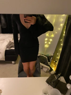 Klänning - Svart ribbad klänning med en tvinning fram och vida ärmar. Inprincip bara testar den. Köpt för ca 200:-. Pris kan diskuteras. 💕