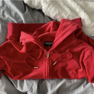 Röd juicy couture kofta - Bra skick! Nyskick skulle jag säga! Läs mer om detta plagg i min äldre annons. Här är ifall du enbart vill köpa koftan! Obs! Du tjänar på att köpa både koftan och byxorna 😉