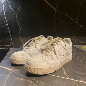 Nike air force skor i bra skick och knappt använda. Storlek 45 
