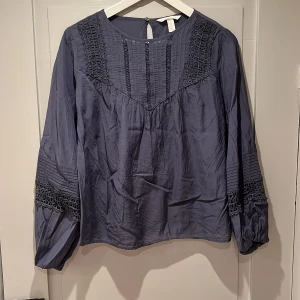 Blålila H&M-blus - Katten Stella säljer mattes blus som är sparsamt använd. 🐈Vid passform och ärm men resår vid handled. 😻
