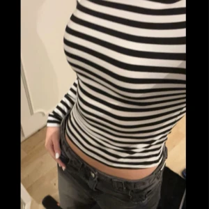 Svart vit randig tröja - Tight svart vit randig långärmad tröja. Aldrig använt och i bra skick!